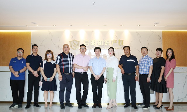 嘉興湖北商會(huì)輪值會(huì)長(zhǎng)夏順軍一行蒞臨公司參觀(guān)指導(dǎo)