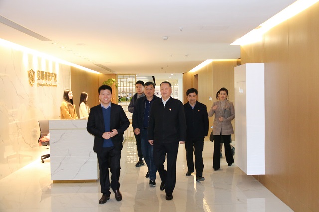 嘉興市常務(wù)副市長、經(jīng)濟(jì)技術(shù)開發(fā)區(qū)黨工委書記陳利眾蒞臨公司指導(dǎo)工作
