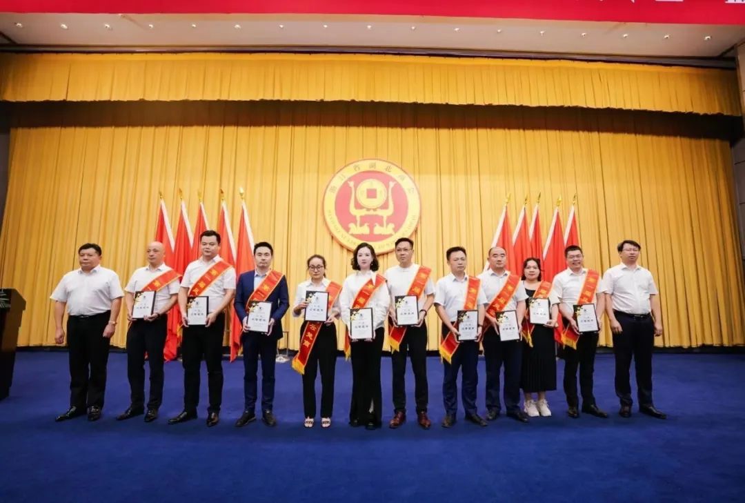 <strong>我司總經(jīng)理呂娜娜榮獲浙江省湖北商會(huì)第一屆十大“風(fēng)云楚商”稱(chēng)號(hào)</strong>